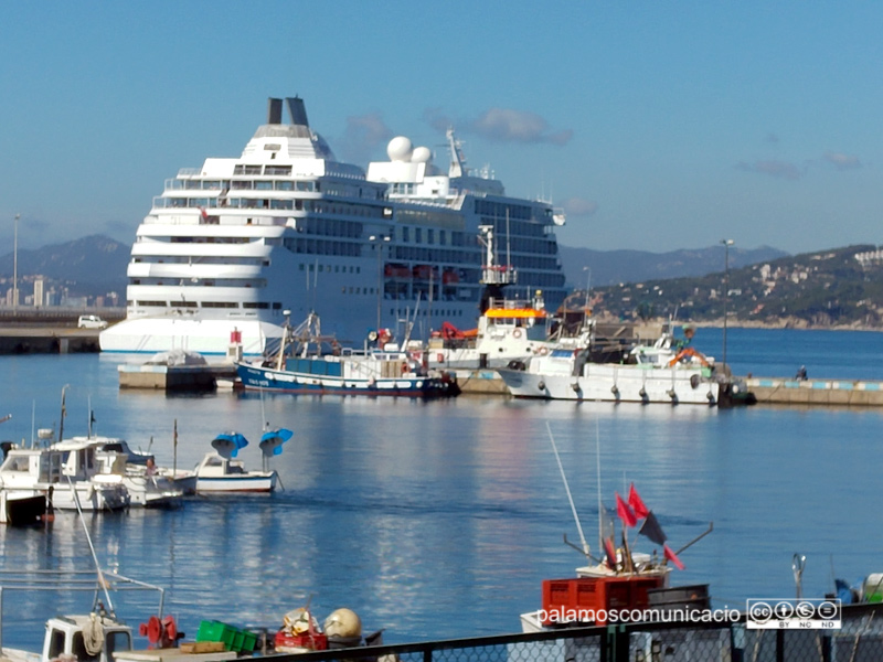 El Seven Seas Navigator, aquest matí al port de Palamós.