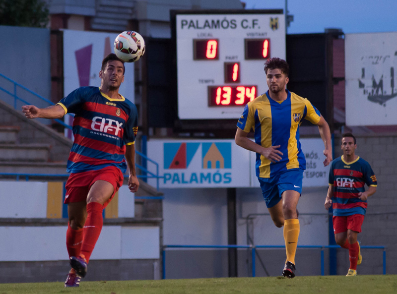 El Llagostera i el Palamós, aquí jugant un partit amistós l'any 2014, defensaran la mateixa samarreta. (Foto: Isaac Navarro).