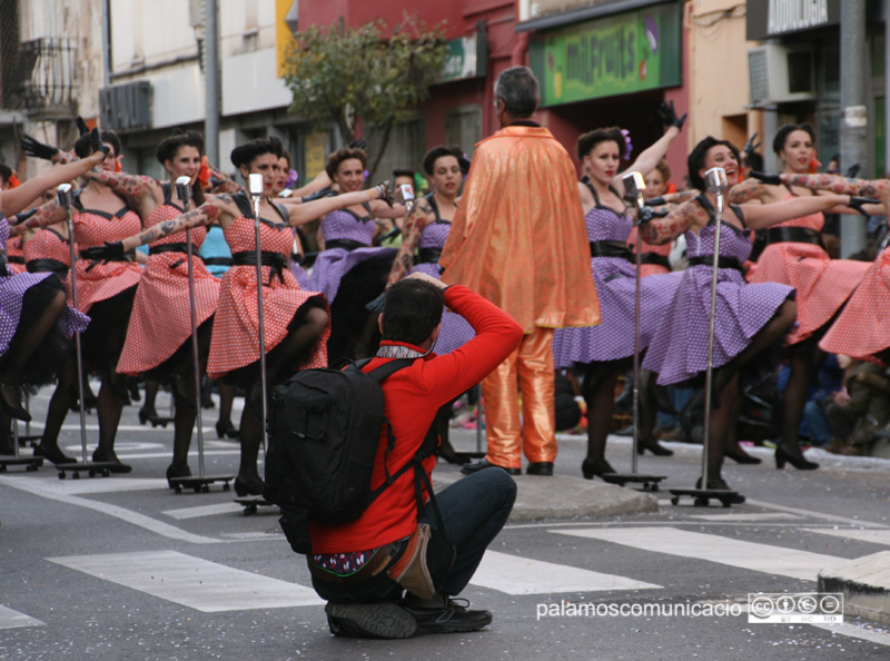Un instant de la rua de comparses, l'activitat central del Carnaval de Palamós.