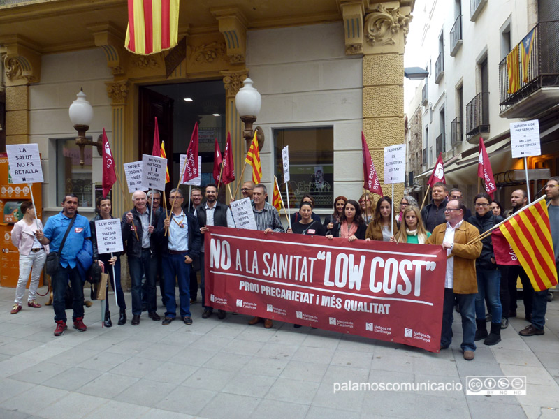 Concentració de metges, aquest migdia davant l'Ajuntament.