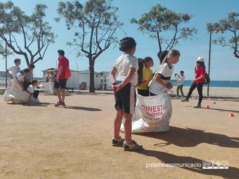 Cursa de sacs del Projecte Rodajoc, aquest matí al passeig del Mar .
