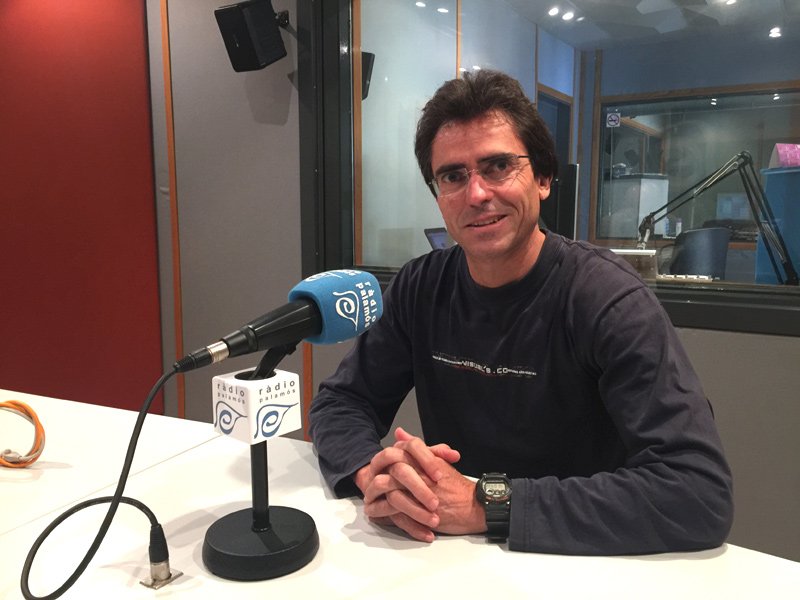 Sergi Lara, autor de la guia, ahir a l'espai de Ràdio Palamós 'Preguntes'.