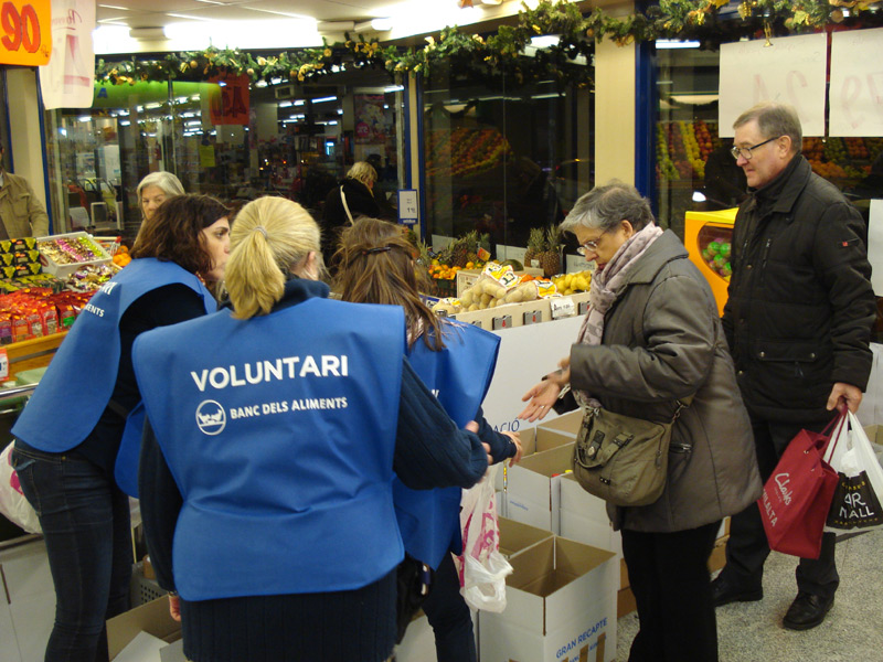 Voluntaris ajudant a classificar aliments per a la campanya.