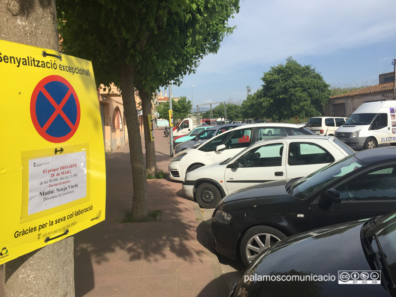 Senyalització al carrer de Santiago Bañeras i Goday informant que demà s'hi farà una neteja intensiva.