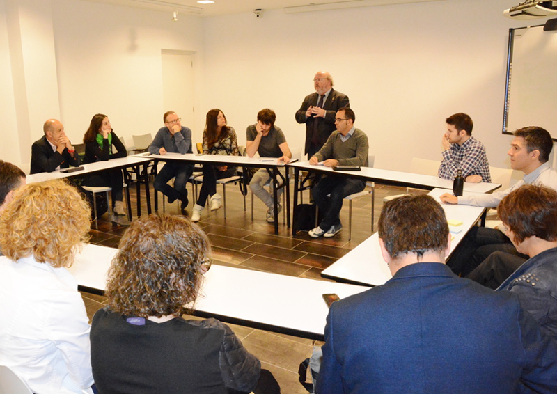 Tècnics municipals i representants del sector turístic, en el taller del projecte SmarCAT Challenge. (Foto: Ajuntament de Calonge.)