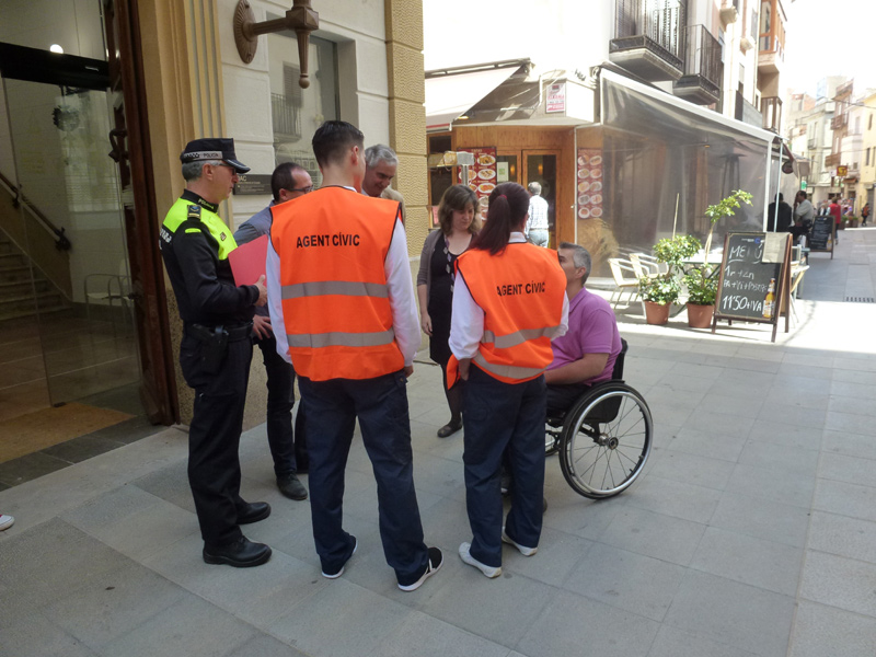 La parella d'agents cívics davant l'Ajuntament, el dia de la presentació de la prova pilot.