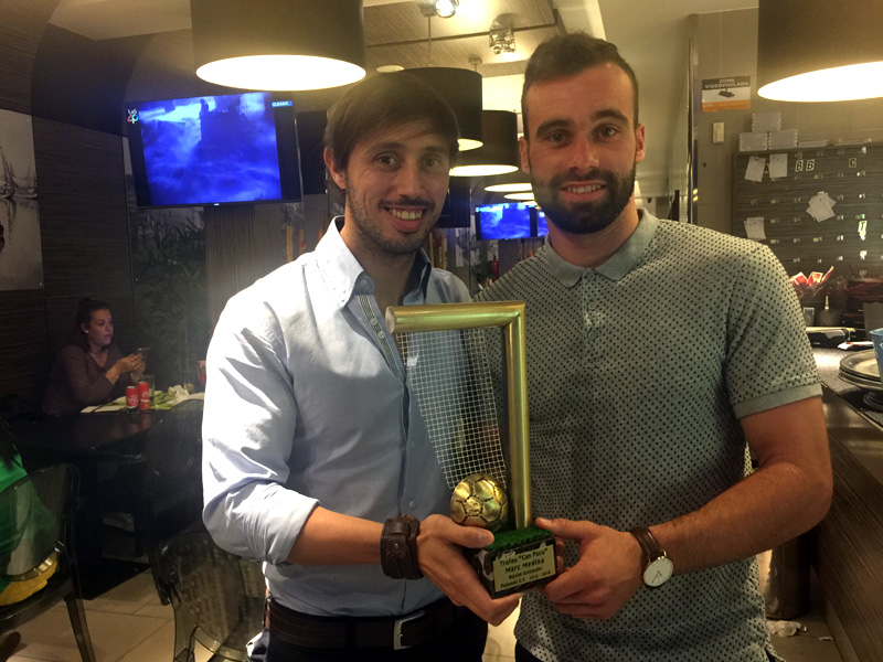 Medina, ahir rebent el trofeu Can Paco com a màxim realitzador del Palamós CF de la temporada.