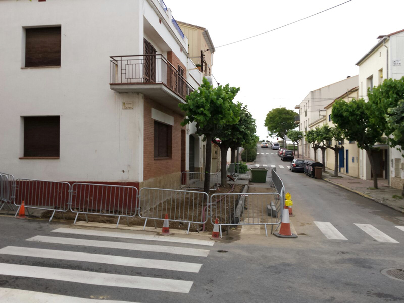 Obres al tram de vorera del carrer Ample.