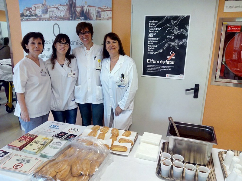 Taula informativa on es repartien entrepans, maduixes i melindros amb xocolata. (Foto: SSIBE.)