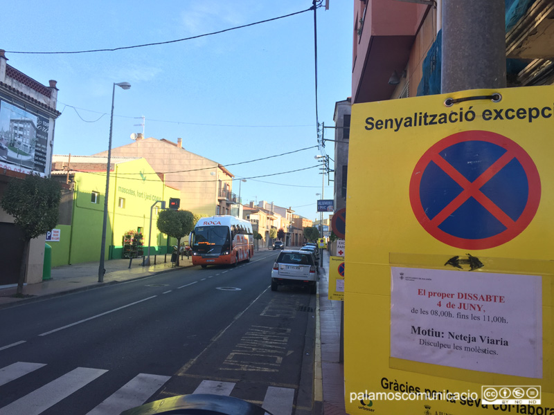 L'avinguda de la Llibertat, aquest matí, ja senyalitzada pel 'Fem dissabte'.