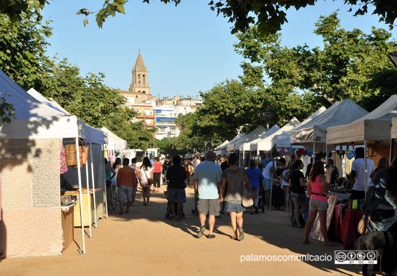 Parades del mercat d'estiu al passeig del Mar.