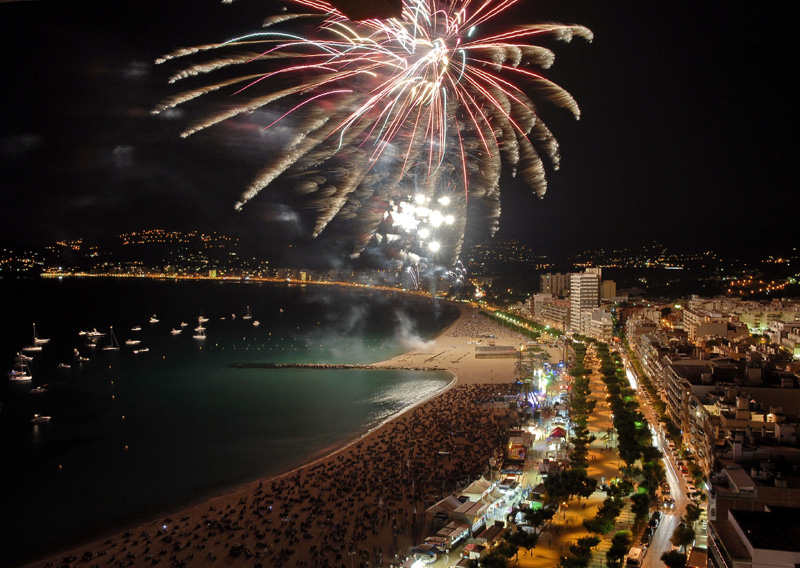 Espectacular fotografia del castell de focs de la Festa Major. (Foto: Josep Lois.)
