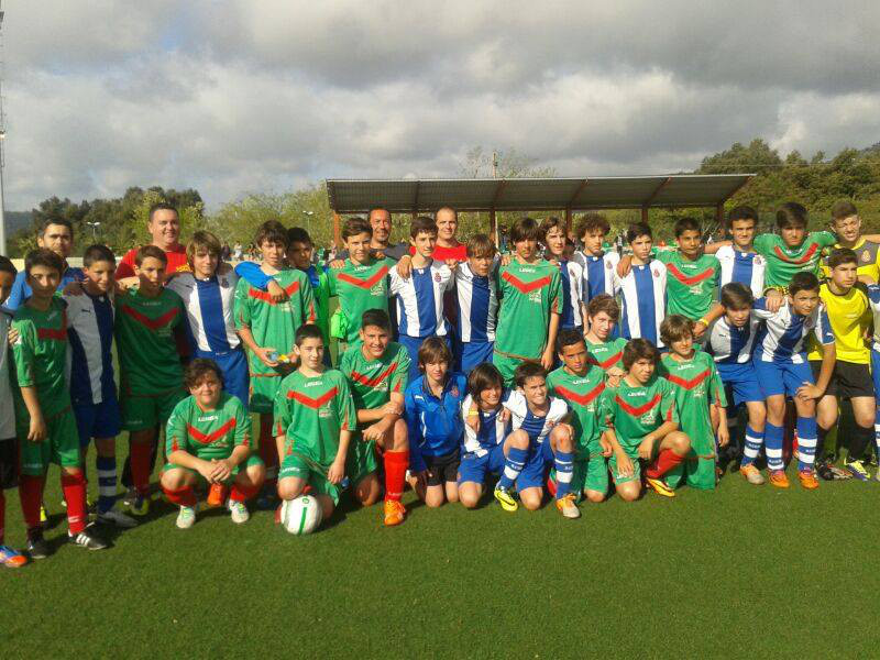 Equip de base de l'EF Calonge-Sant Antoni en un partit amb l'Espanyol. (Foto: EF Futbol Calonge-Sant Antoni.)