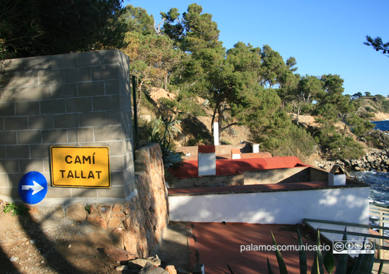 Tram del camí de ronda tallat, a l'altura de S'Alguer petit.