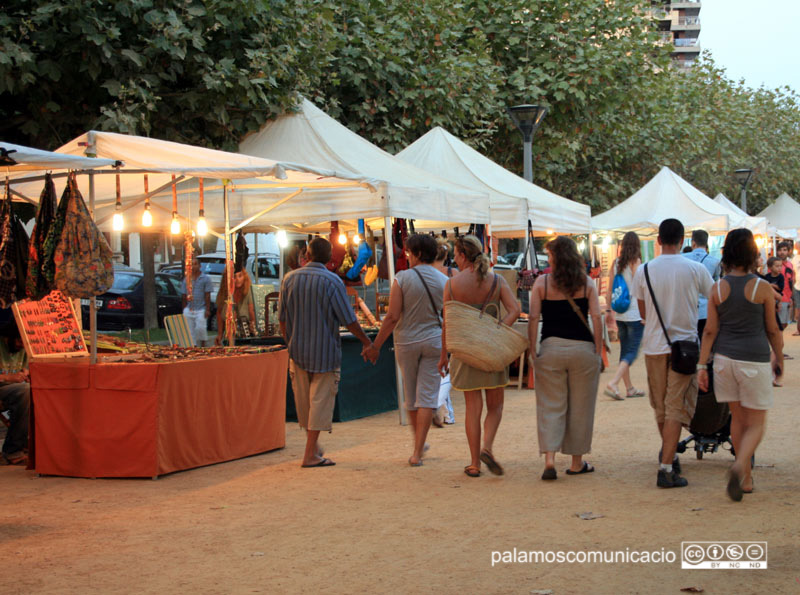 Parades del mercat d’artesania del passeig del Mar.