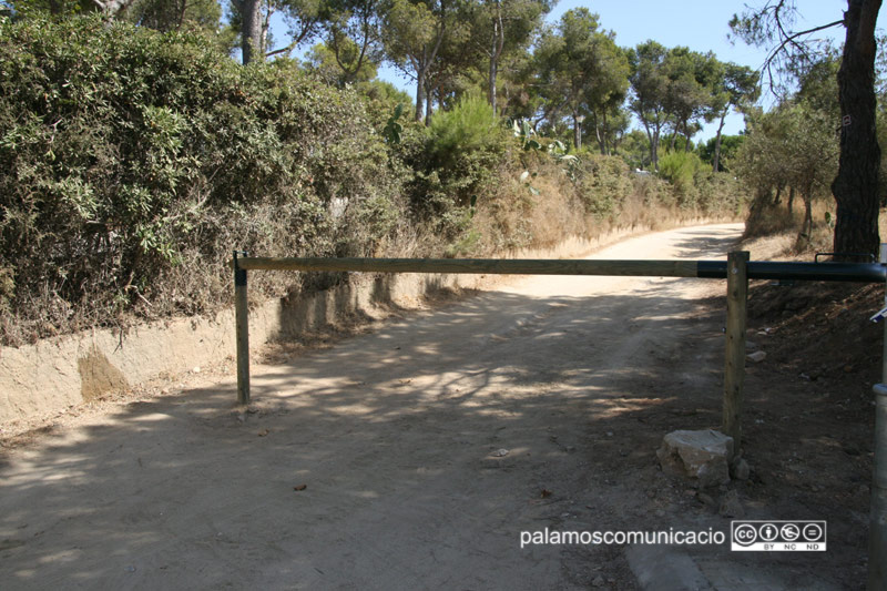 Tanca davant l'accés a la pineda d'en Gori.