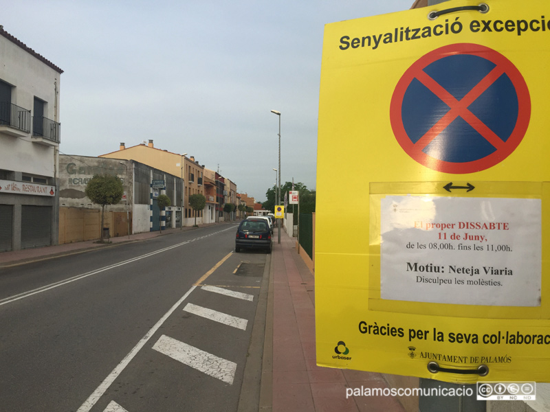 Senyalització al carrer d'Àngel Guimerà informant que demà s'hi farà una neteja intensiva.