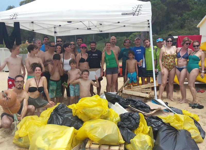 Voluntaris que van participar en la neteja del litoral.