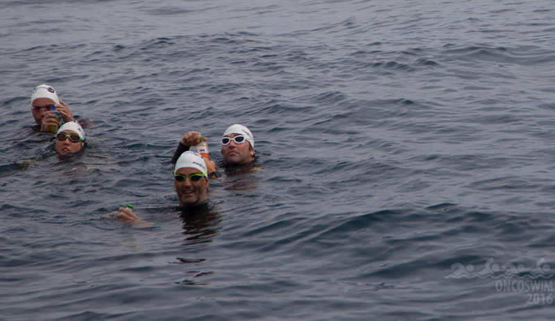 Participants de l'Oncoswim. (Foto: David Fajula.)