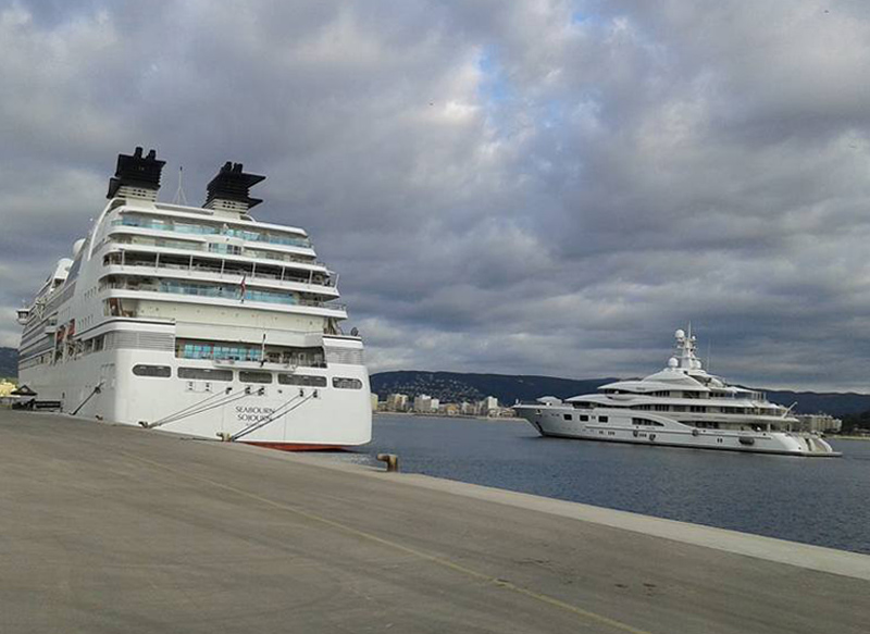 El Seabourn Sojourn, avui al port de Palamós. (Foto: visitpalamos.)