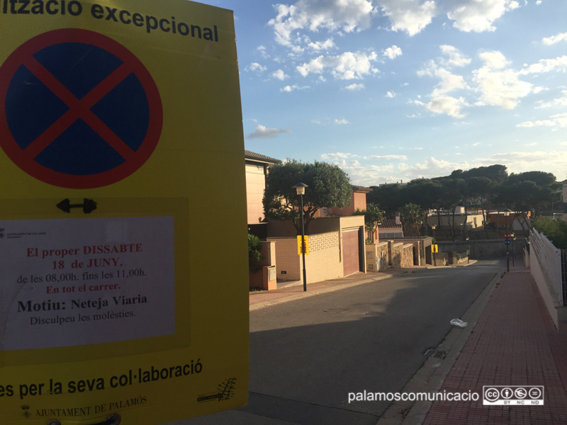 Senyalització a la zona de Cap Gros informant que demà s'hi farà una neteja intensiva.