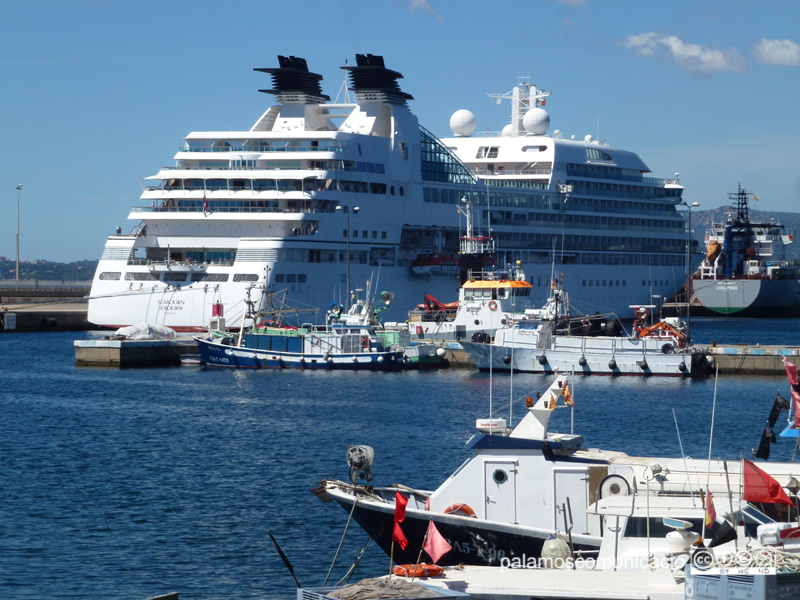 El Seabourn Sojourn avui al port de Palamós.