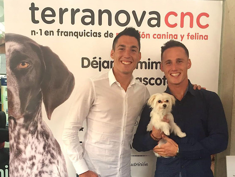 Els germans Espargaró en la inauguració de la botiga, dissabte a Palamós. (Foto: Terranova CNC).