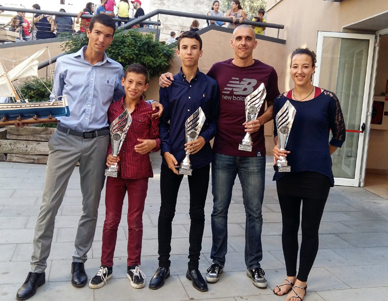 Adel Mechaal, els seus germans i l'atleta Albert Cebollero, aquest passat divendres a Palamós.