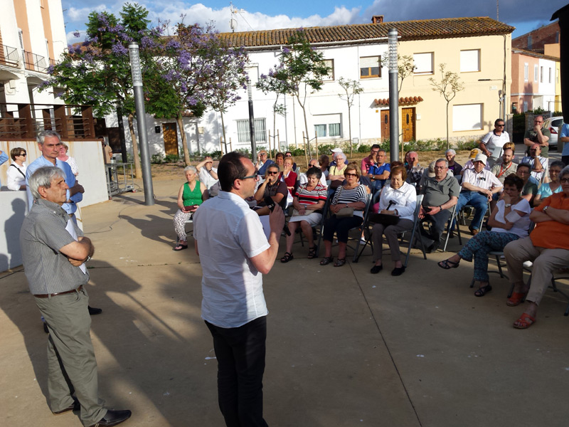 Un moment de la reunió que es va fer dijous passat a la plaça de Pere El Gran. (Foto: Ajuntament de Palamós).
