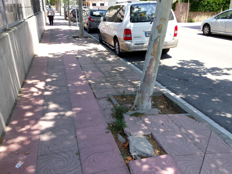 Vorera malmesa en un dels trams que s'arranjaran. (Foto: Ajuntament de Palamós).