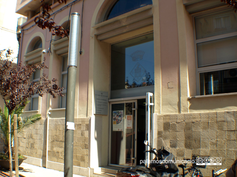 Entrada a les dependències de Serveis Econòmics de l'Ajuntament de Palamós.