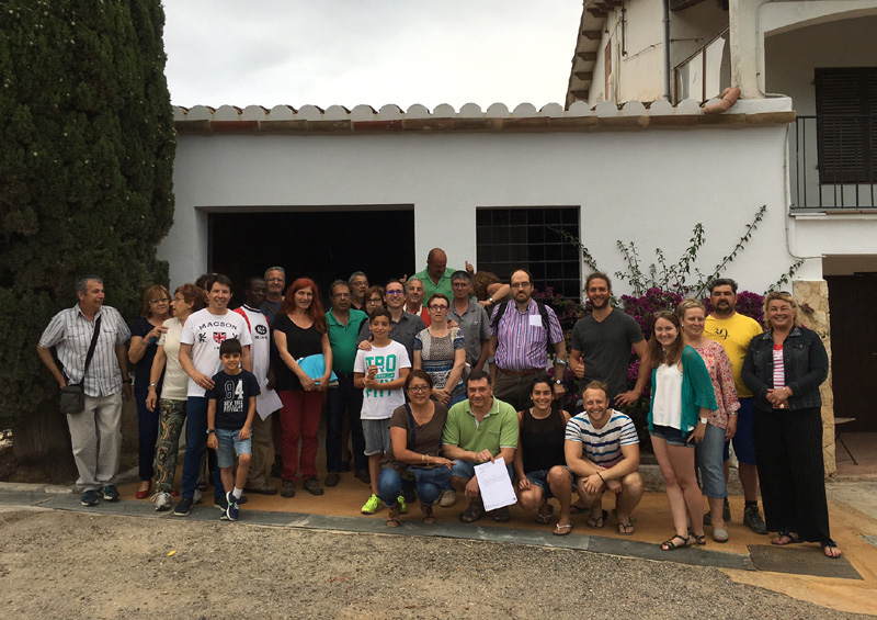 Fotografia de grup dels usuaris de les hortes públiques de Palamós. (Foto: Ajuntament de Palamós).