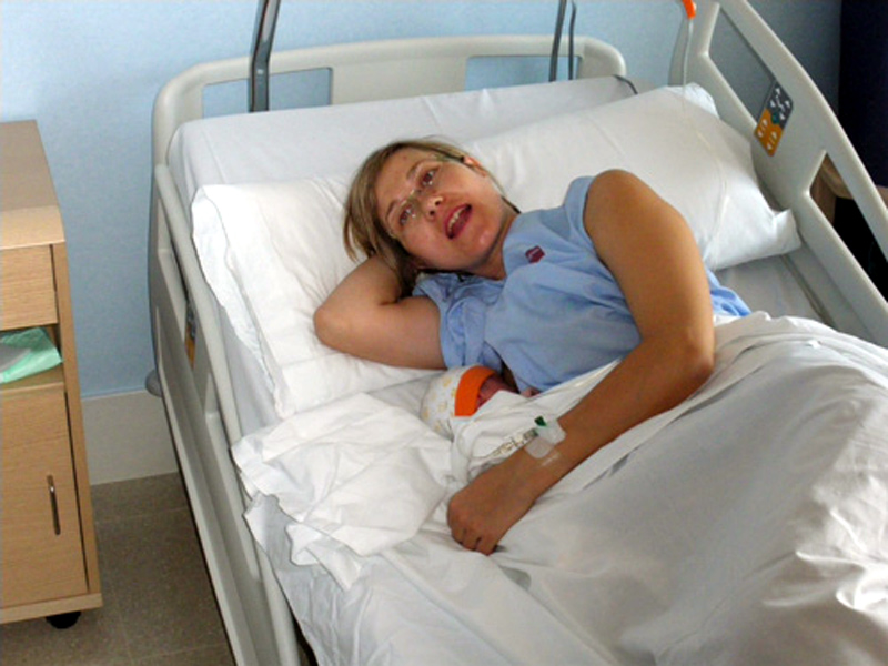 Un nounat i la seva mare, a l'hospital de Palamós. (Foto: SSIBE).