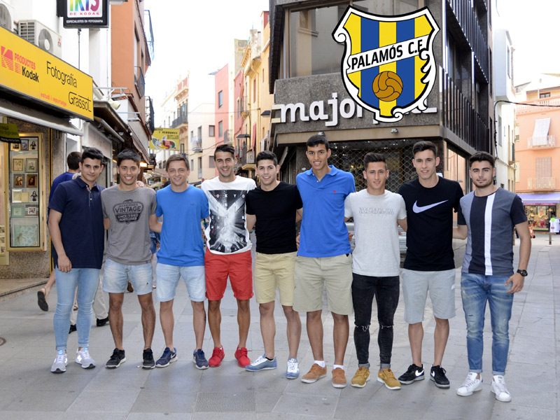 Els jugadors juvenils que pugen al primer equip i els que aniran cedits. (Foto: Olga Grassot).