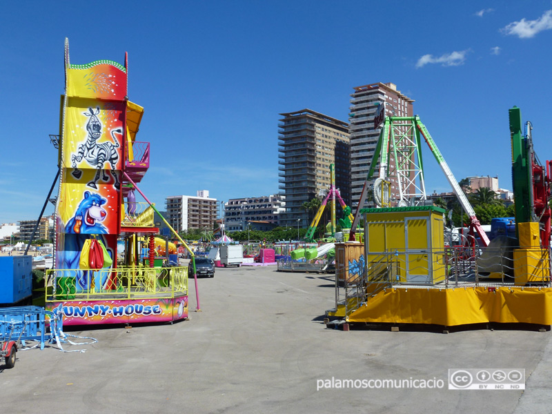 La fira de la platja Gran és una de les imatges emblemàtiques de la Festa Major de Palamós.