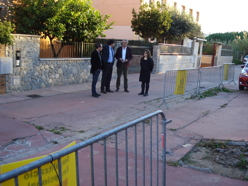 Les autoritats municipals fent una visita al carrer dels Huguets. (Foto: Ajuntament de Palamós).