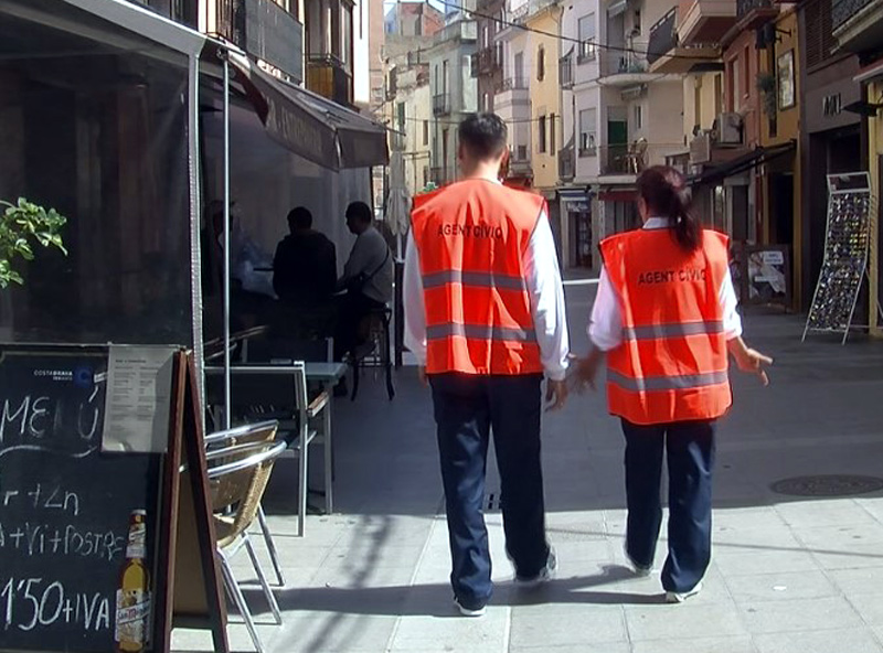 Els dos agents cívics de Palamós. (Foto: Televisió Costa Brava).