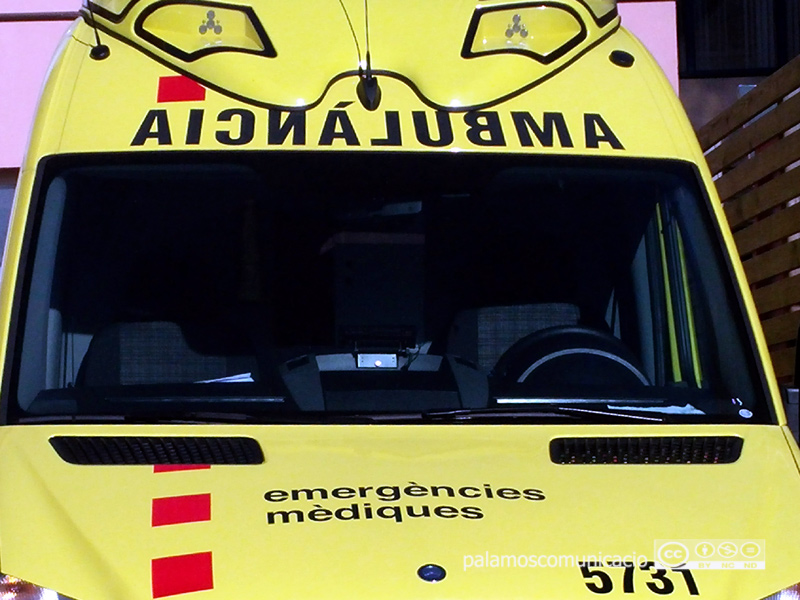 Una de les ambulàncies de transport urgent del SEM.