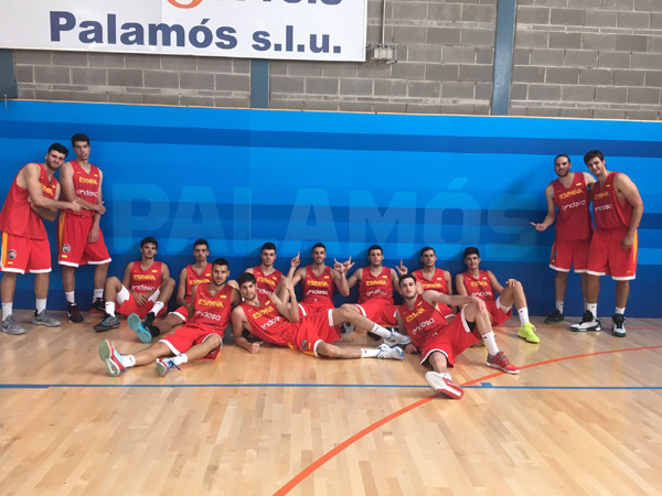 Jugadors de la selecció sub20 al Pavelló Municipal de Palamós. (Foto: FEB.)