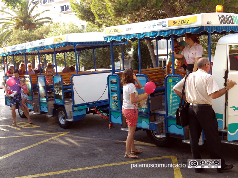 El trenet del Badia Bus, en un dels seus itineraris d'aquest estiu.