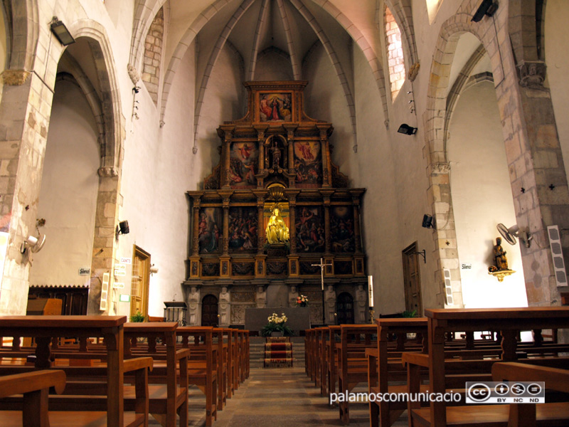 Una vista interior de l'església de Santa Maria de Palamós.