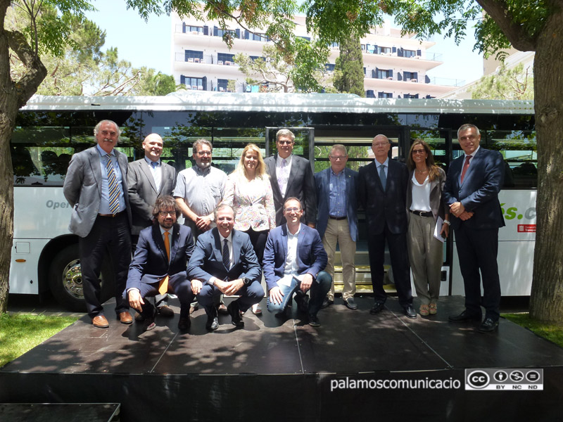 Les autoritats, ahir durant la presentació de la nova línia de bus exprés.