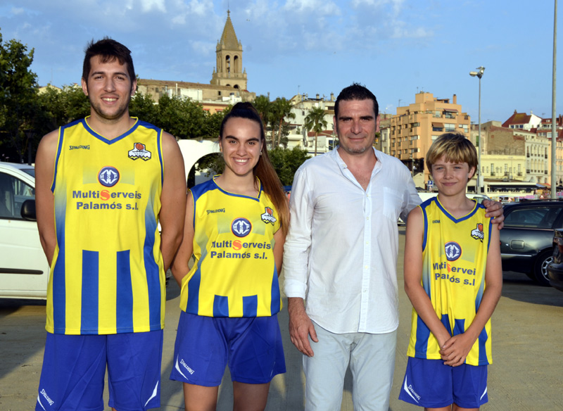 El president del CE Palamós amb jugadors del club vestits amb la nova samarreta. (Foto: Olga Grassot).