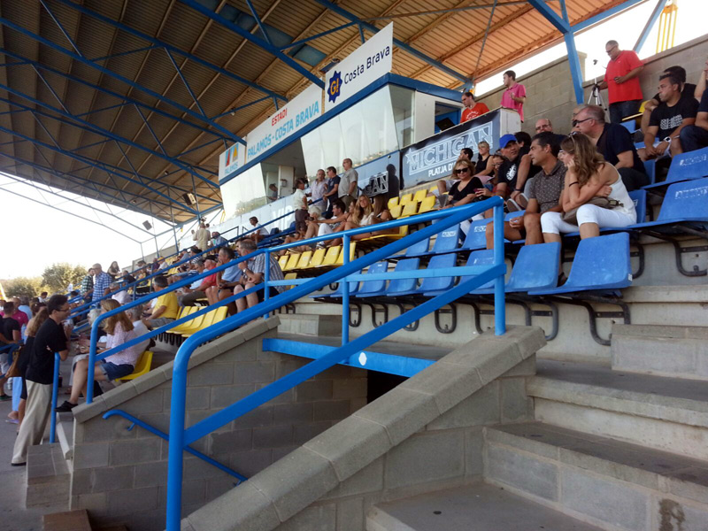 La tribuna de l'Estadi Municipal Palamós-Costa Brava, en una imatge d'arxiu.