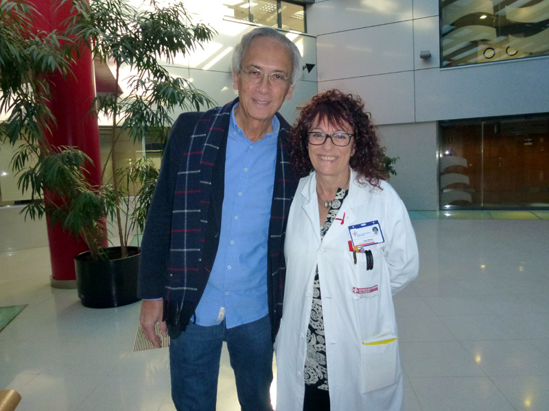 Bonaventura Clotet, amb la doctora Àngels Masabeu, en una recent visita a l'hospital de Palamós.