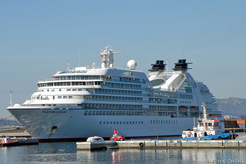 El Seabourn Sojourn en una anterior estada a Palamós. (Foto: Pere Collell).