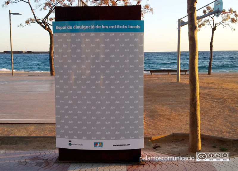 La cartellera instal·lada al passeig del Mar de Palamós.