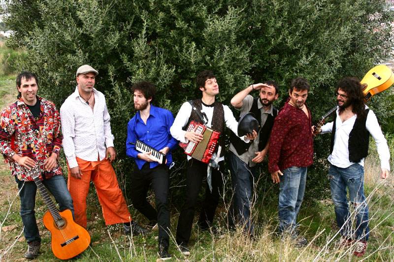 La Banda del Panda combina la rumba catalana amb d'altres estils.