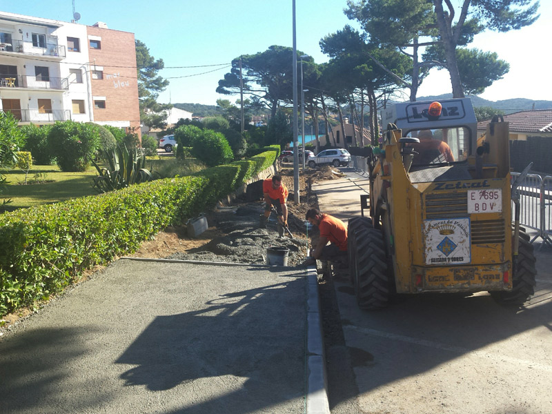 Obres de millora de voreres a La Fosca. (Foto: Ajuntament de Palamós).