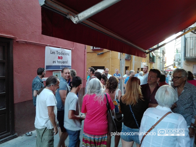 Assistents a la cassolada de suport a Can Moni.